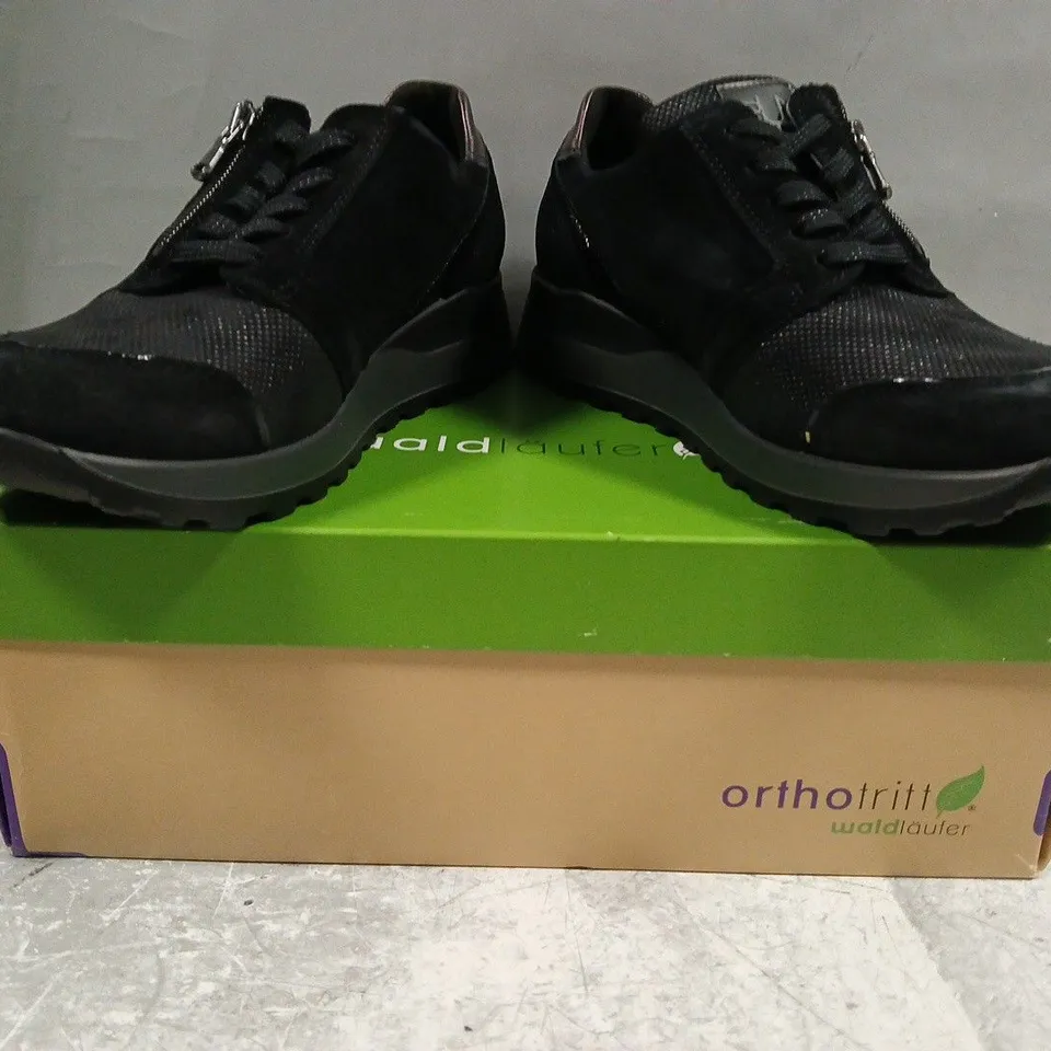 BOXED PAIR OF WALD LAUFER SHOES IN BLACK SIZE 5