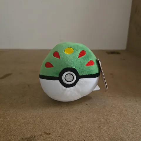 POKΓMON PLUSH BALL WITH PIKACHU TAG β ROUND GREEN/WHITE CUDDLE TOY