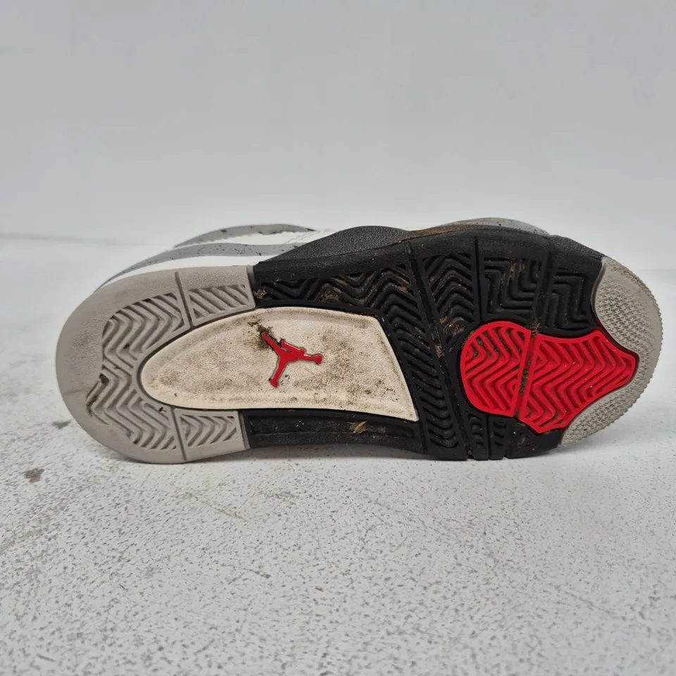 UNBOXED PAIR OF NIKE AIR JORDAN KIDS TRAINERS IN WHITE/BLACK - UK 11