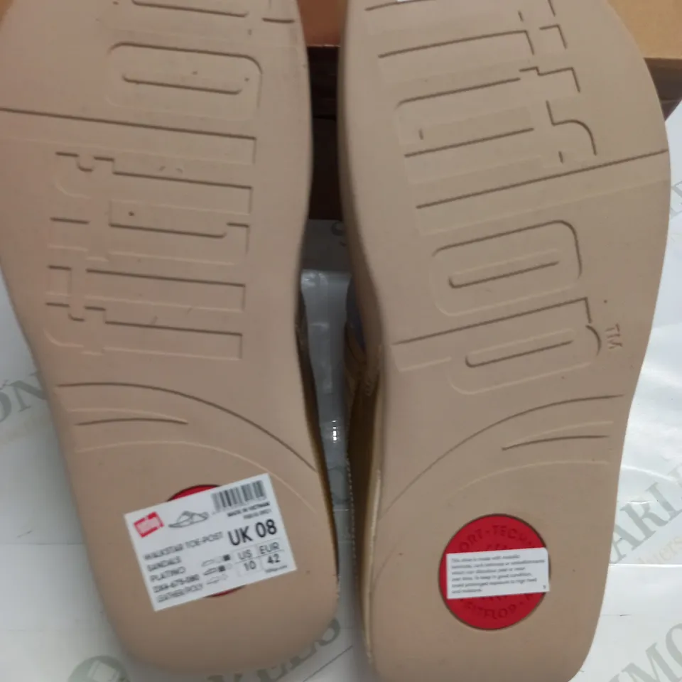BOXED PAIR OF FITFLOP WALKSTAR TOE POST SANDALS IN PLATINO - UK 8