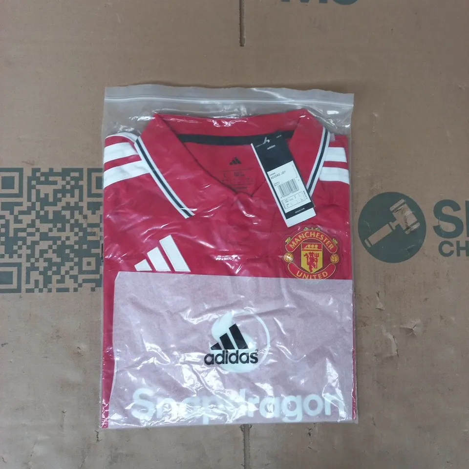 BAGGED ADIDAS MANCHESTER UNITED FOOTBALL JERSEY IN RED SIZE LARGE