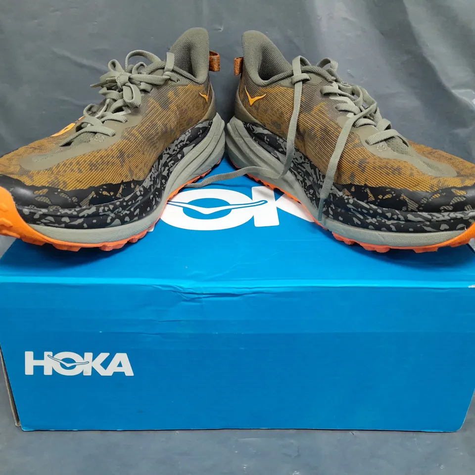 BOXED PAIR OF HOKA SPEEDGOAT 6 WIDE TRAINERS IN MULTICOLOUR SIZE UK 9.5