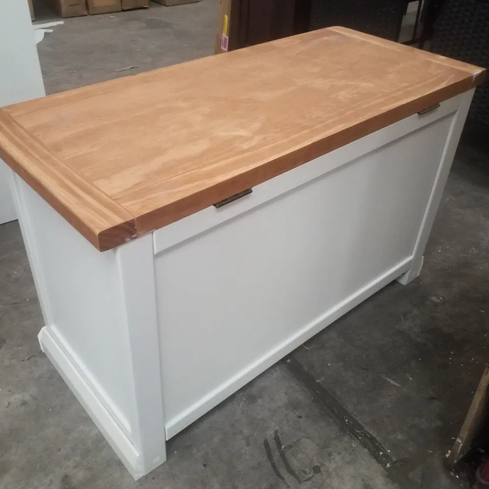 BOXED BLANKET CHEST WHITE AND WAX - PO157