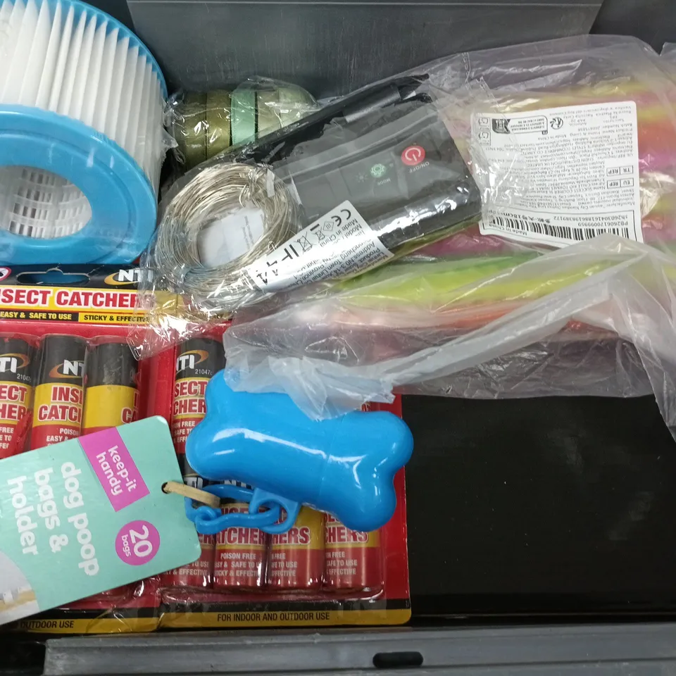 APPROXIMATELY 15 ASSORTED HOUSEHOLD ITEMS TO INCLUDE INSECT CATCHERS, FILTERS, DOG POOP BAG HOLDERS, ETC