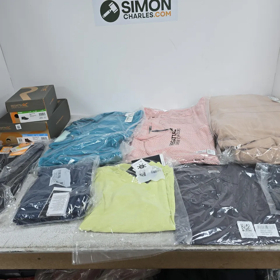 APPROXIMATELY 24 ASSORTED BRAND NEW REGATTA CLOTHING ITEMS IN VARIOUS SIZES, STYLES & COLOURS
