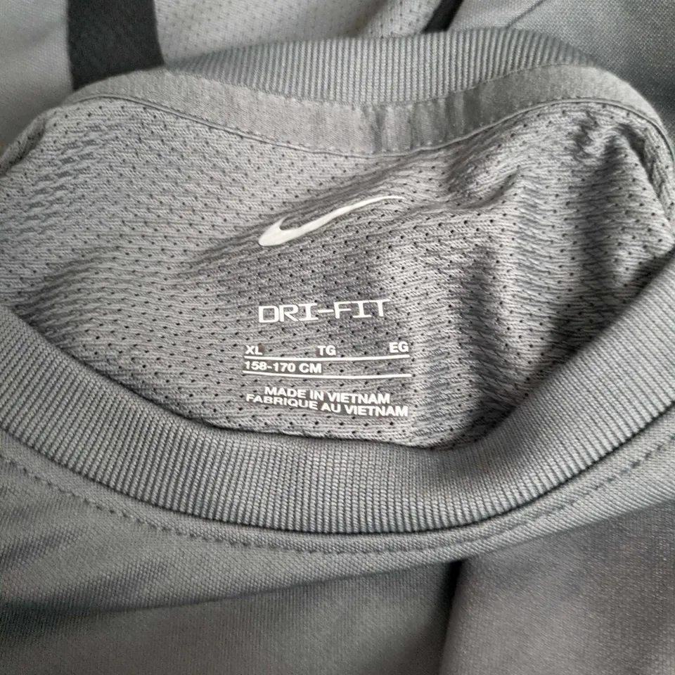 NIKE DRI-FIT KIDS TRAINING T‑SHIRT & SHORTS SET – GREY WITH PINK SWOOSH, XL