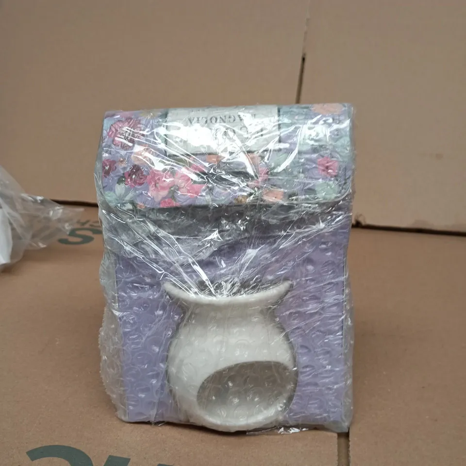 BOX OF APPROXIMATELY 15 ASSORTED ITEMS INCLUDING TINSEL JACKET, FLORAL MAGNOLIA WAX MELT SET AND PREMIUM PLEAT