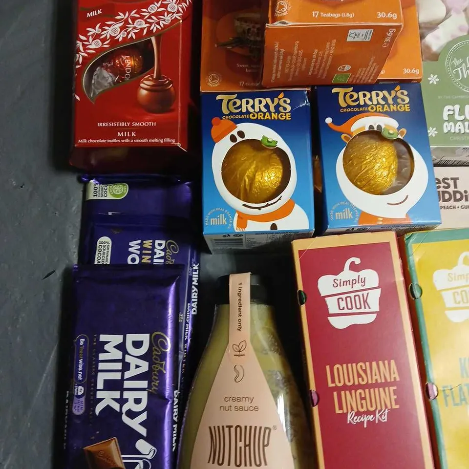 LOT OF 21 ASSORTED FOOD ITEMS TO INCLUDE VARIOUS CHOCOLATES AND CLOTTED CREAM