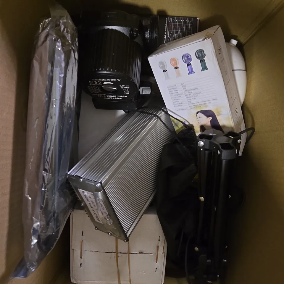 APPROX 12 ASSORTED HOUSEHOLD ITEMS TO INCLUDE HEAADPHONES, IMMERSION HEATER, CALCULATOR, ETC 