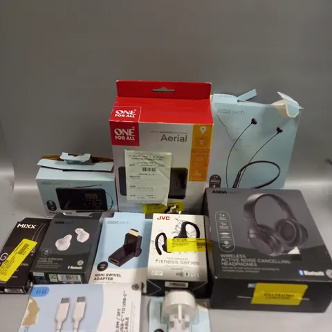 APPROXIMATELY 20 ASSORTED ELECTRICAL PRODUCTS TO INCLUDE HEADPHONES, CHARGING CABLES, POCKET RADIO ETC