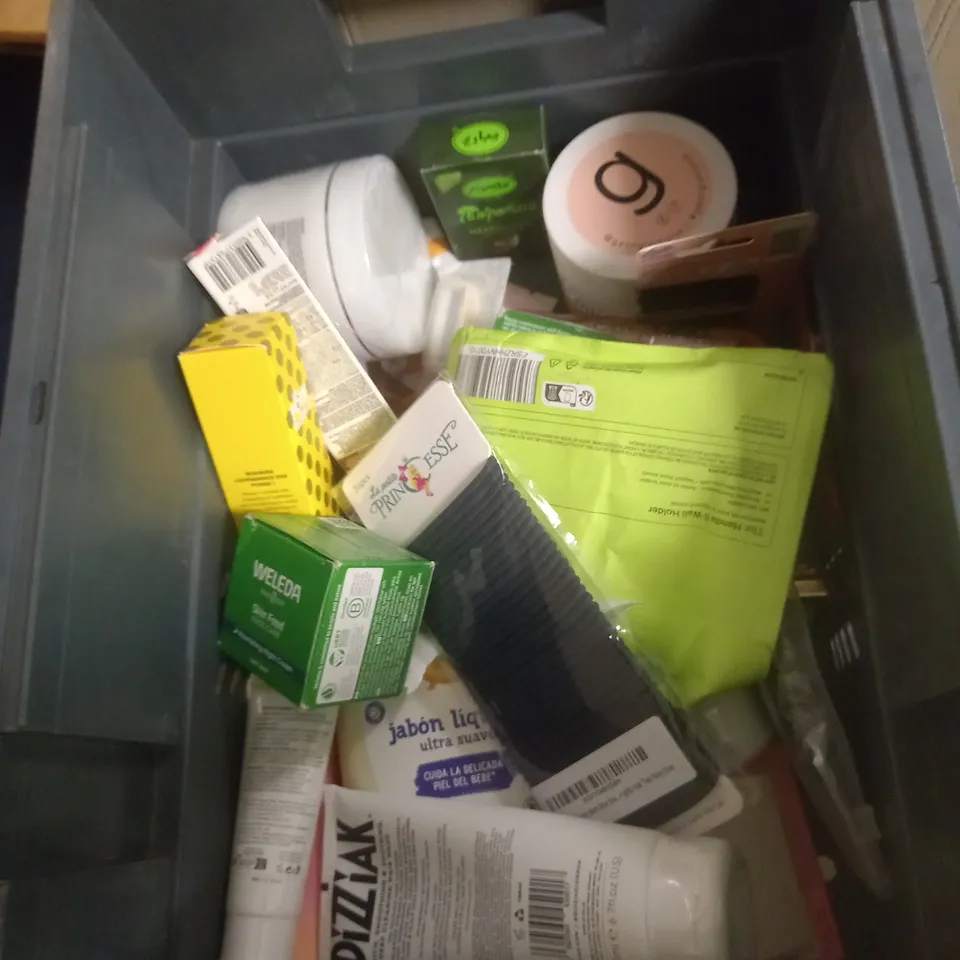 APPROXIMATELY 20 ASSORTED COSMETIC PRODUCTS TO INCLUDE - DOVE SUMMER REVIVED GRADUAL TANNING LOTION - AVEENO BABY WASH - WELEDA BABY LOTION - ETC 