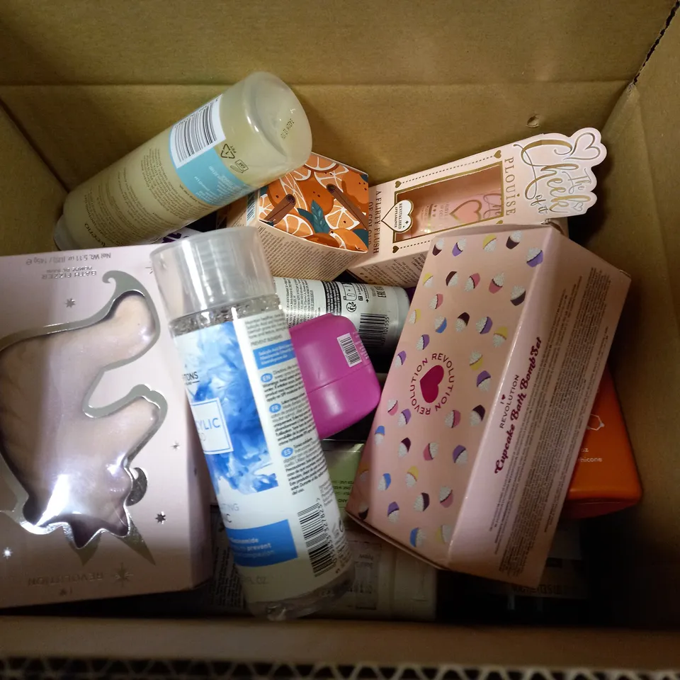 BOX OF APPROXIMATELY 20 ASSORTED COSMETIC ITEMS TO INCLUDE REVOLUTION BATH FIZZER, GIVE ME DAY CREAM, PLOUISE LIQUID BLUSH ETC