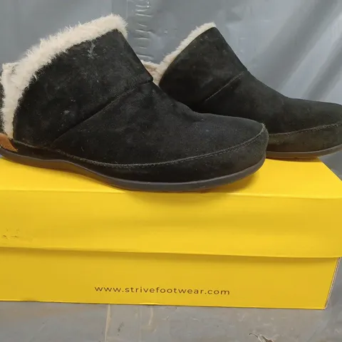 BOXED PAIR OF STRIVE GENEVA SLIPPERS IN BLACK SIZE 3