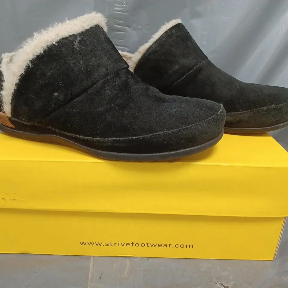 BOXED PAIR OF STRIVE GENEVA SLIPPERS IN BLACK SIZE 3