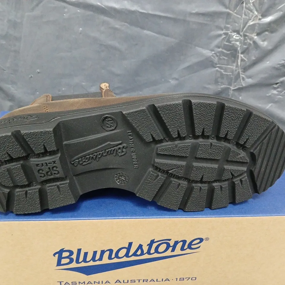 BOXED PAIR OF BLUNDSTONE ELASTIC SIDED BOOT LINED - UK SIZE 4.5