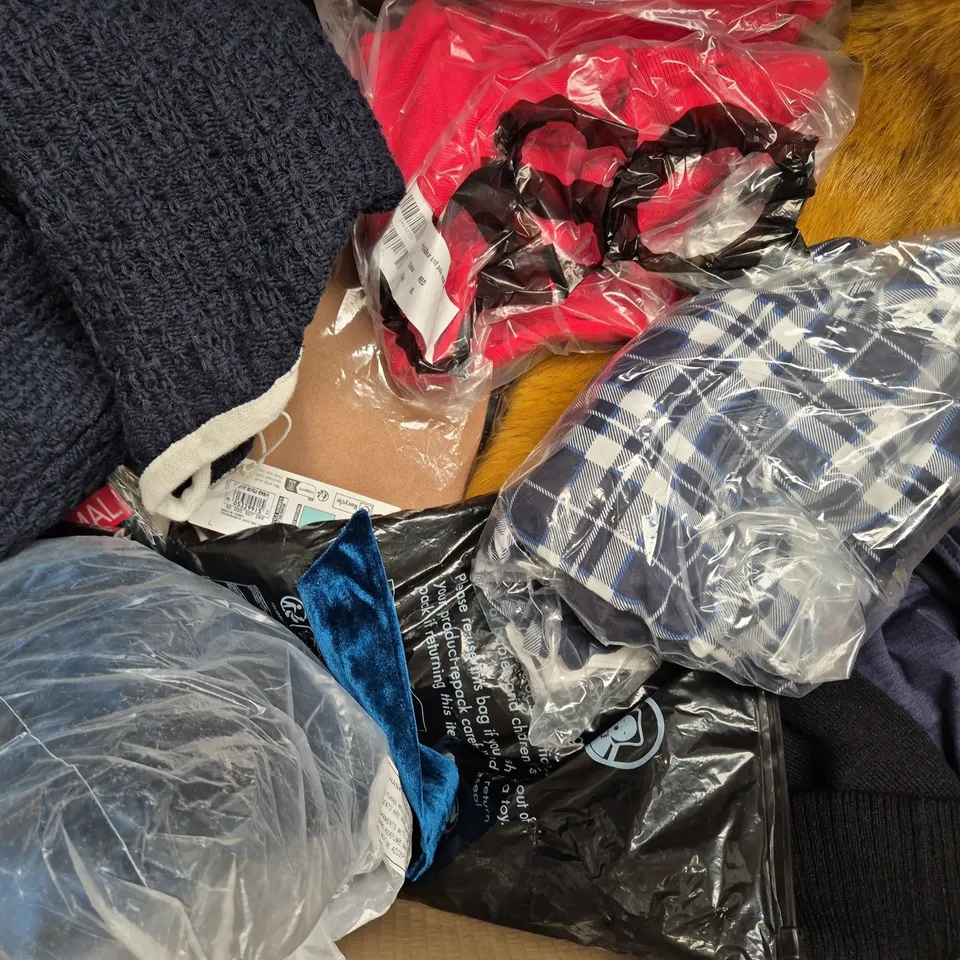 BOX OF APPROXIMATELY 20 ASSORTED CLOTHING AND FASHION ITEMS IN VARIOUS STYLES, SIZES, AND COLOURS - COLLECTION ONLY