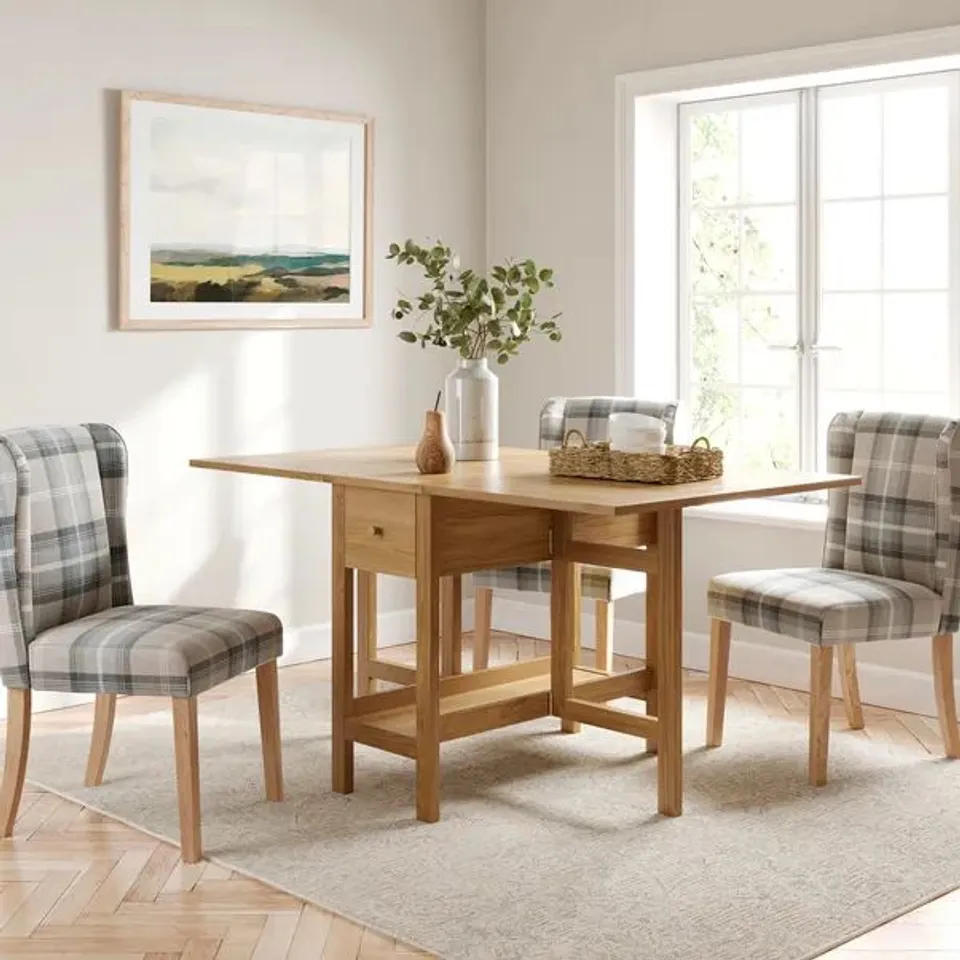 BOXED CLIFFORD 2-4 SEATER DROP LEAF DINING TABLE - OAK (1 BOX)