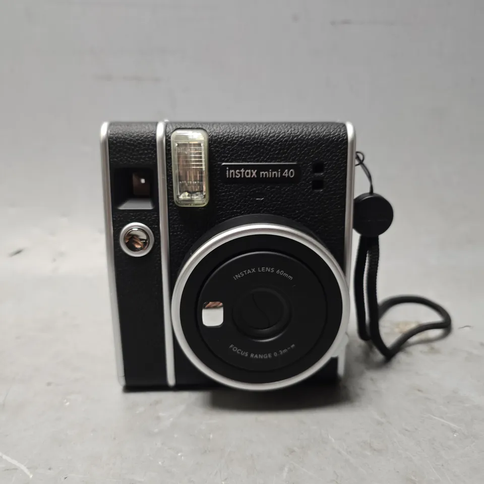 BOXED FUJIFILM INSTAX MINI 40 INSTANT CAMERA RRP £104.99