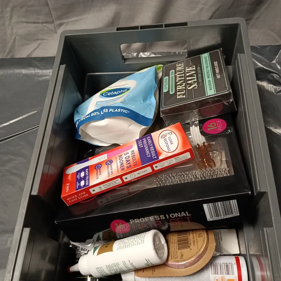 APPROXIMATELY 15 HEALTH AND BEAUTY ITEMS INCLUDING EARLY RESPONSE PREGNANCY KIT, WILD GROWTH HAIR OIL, BATH BOMB, BULL DOG SPRAY DEODORANT ETC