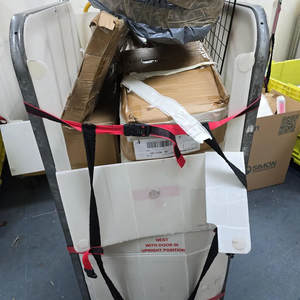 LOT OF APPROXIMATELY 10 ASSORTED BULK ITEMS TO INCLUDE: HALLOWEEN DECORATION AND METAL TRAY