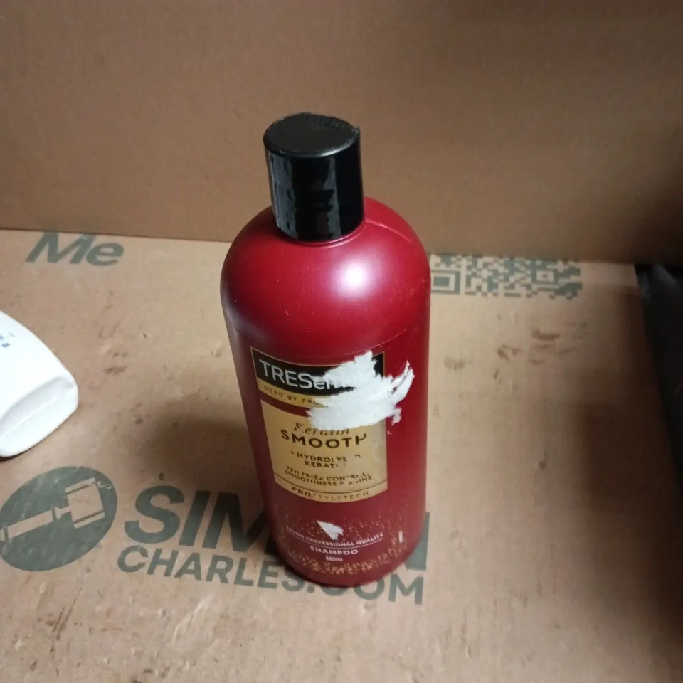 APPROXIMATELY 20 ASSORTED COSMETIC ITEMS INCLUDING HEAD & SHOULDERS SHAMPOO , TRESEMME SHAMPOO AND KOJIC CLEAR 