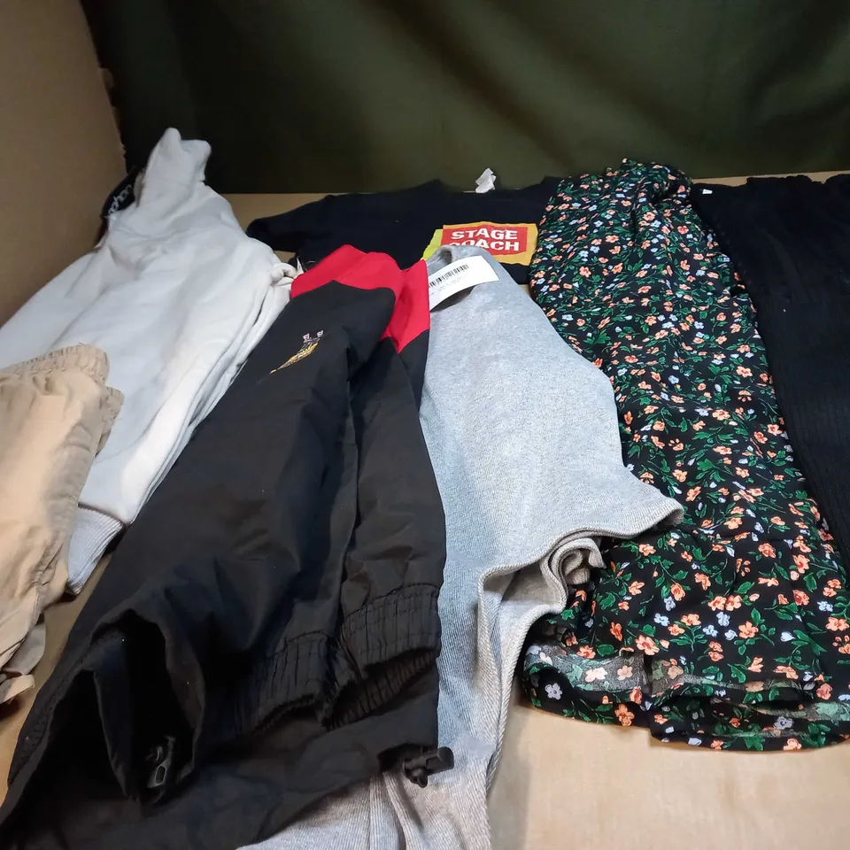 LOT OF APPROX 20 ASSORTED CLOTHING ITEMS VARYING IN SIZE/COLOUR/STYLE TO INCLUDE: TROUSERS, SKIRTS, TOPS