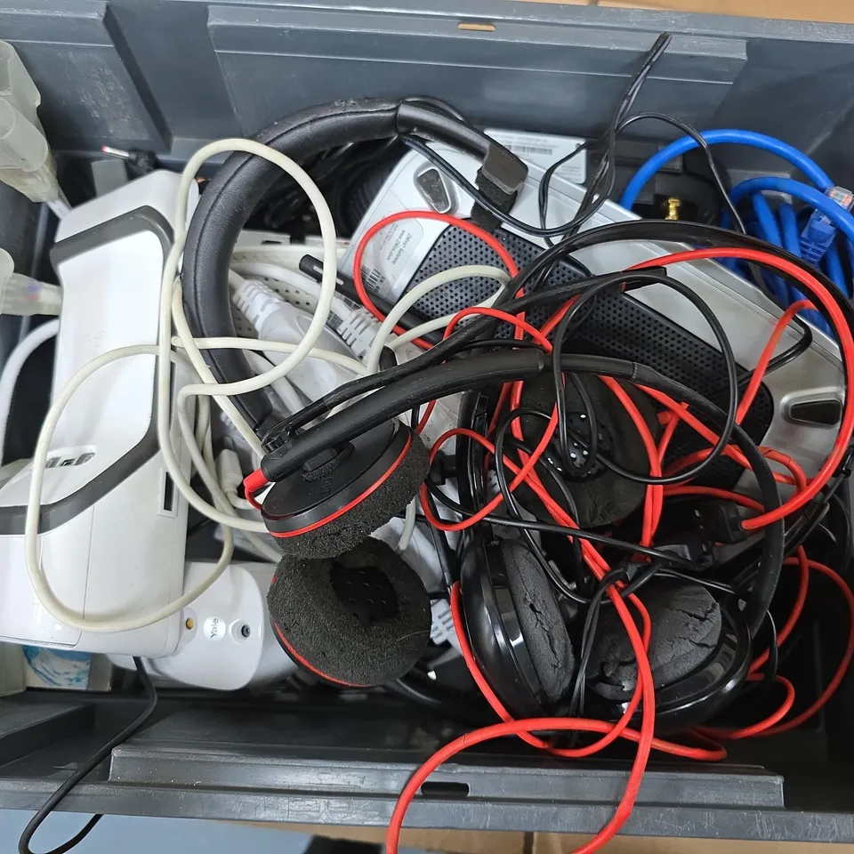 APPROXIMATELY 10 ASSORTED ELECTRICAL ITEMS TO INCLUDE CLOVER PAYMENT TERMINAL, 2WIRE GATEWAY, ETHERNET CABLE, ETC