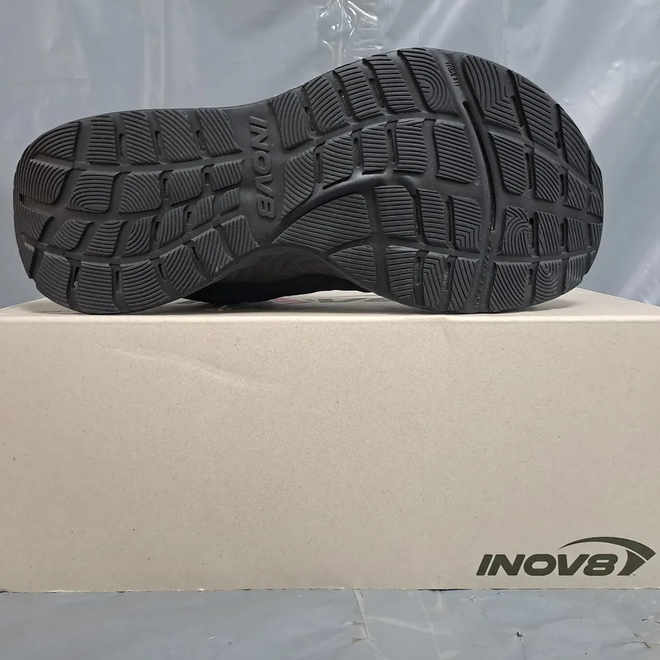 BOXED PAIR OF INOV8 ROADFLY WOMEN'S TRAINERS IN BLACK SIZE 7.5
