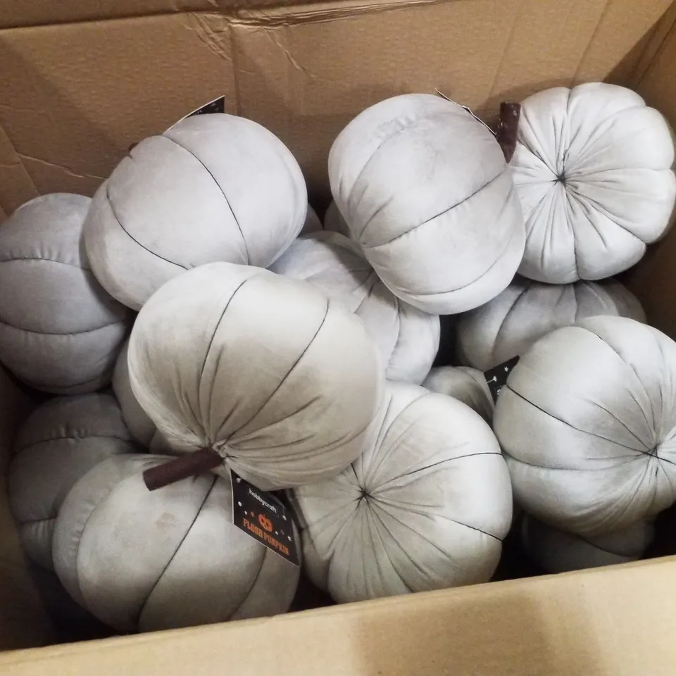 PALLET CONTAINING LARGE QUANTITY OF ASSORTED HALLOWEEN PLUSH PUMPKINS