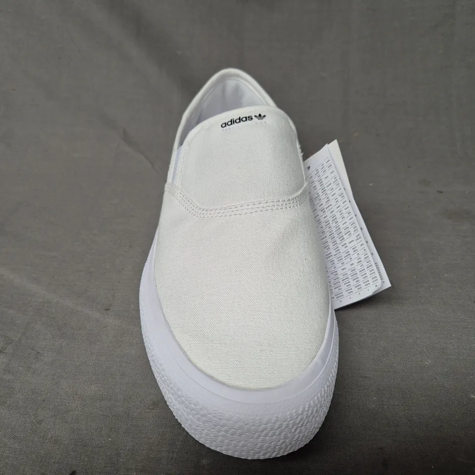 BRAND NEW BOXED PAIR OF ADIDAS 3MC SLIP-ON SHOES IN WHITE UK SIZE 10.5