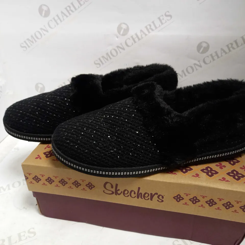 SKECHERS COZY SLIPPER BLACK - SIZE 5.5