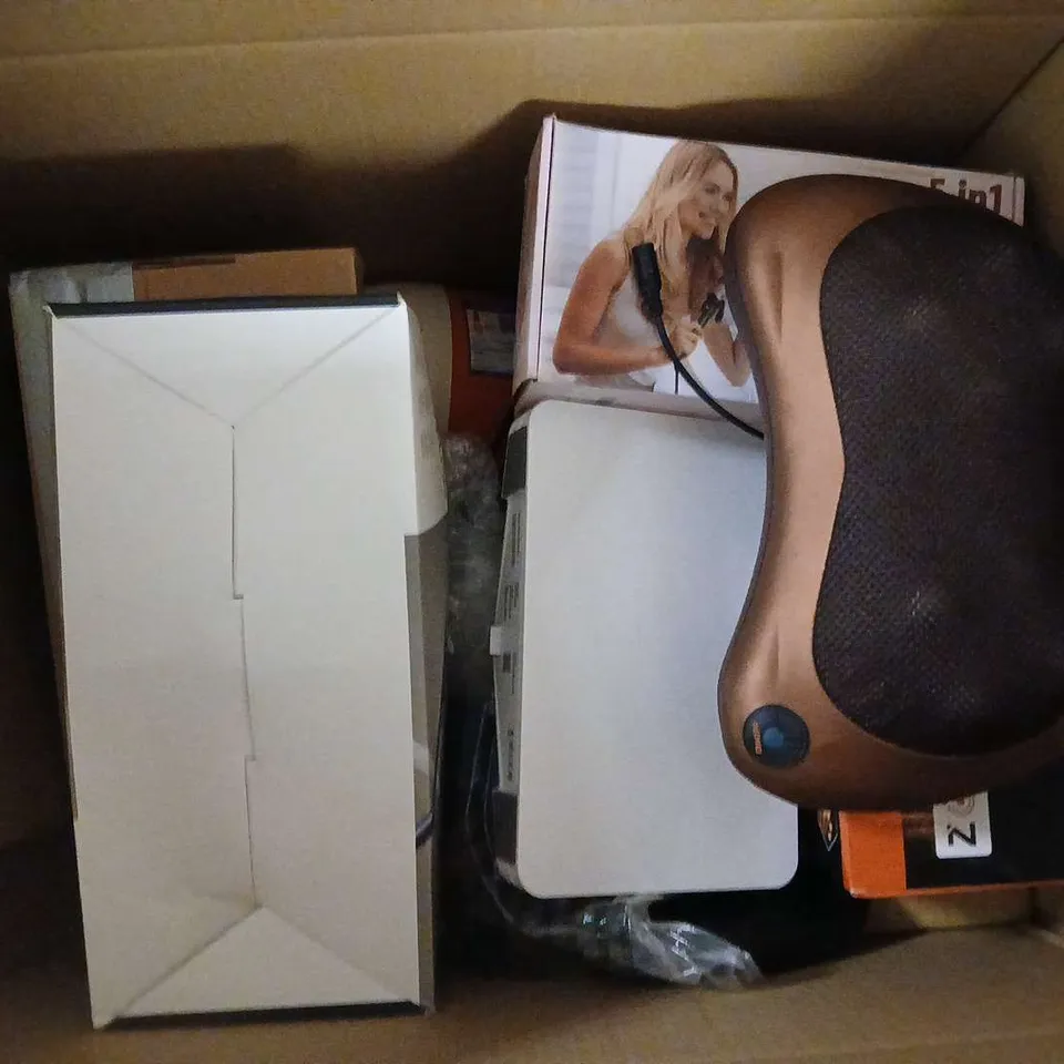 APPROXIMATELY 20 ASSORTED ELECTCRICAL ITEMS TO INCLUDE HAIR CURLING WAND, LED STRING LIGHTS, KETTLE, ETC - COLLECTION ONLY