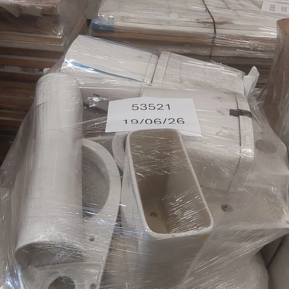 PALLET CONTAINING APPROXIMATELY 16x BRANDED TOILETS & CISTERNS