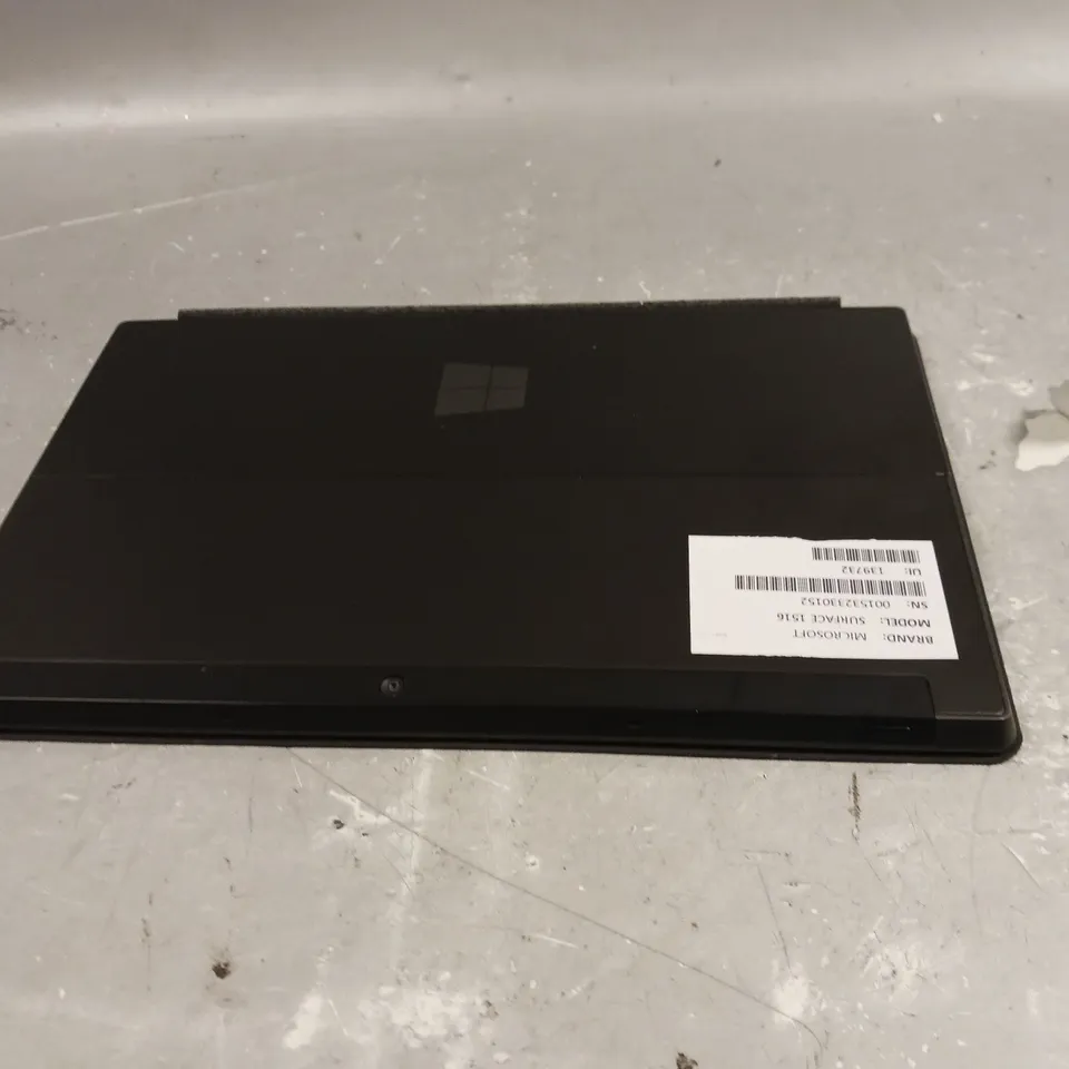 MICROSOFT SURFACE 1516 WITH KEYBOARD 