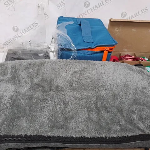 GROUP OF ASSORTED HOUSEHOLD ITEMS TOO INCLUDE DOG ACCESSORIES AND DECORATIVE ITEMS