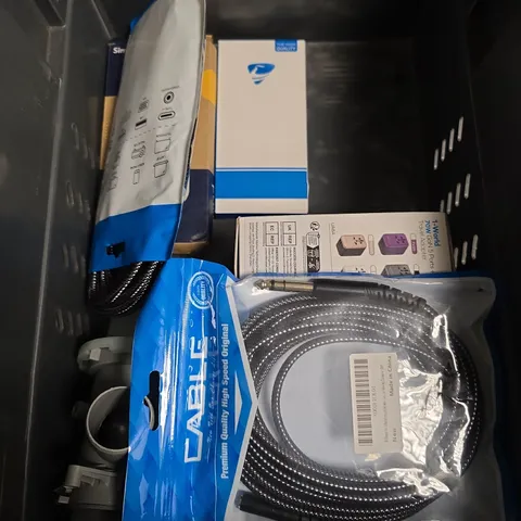 APPROXIMATELY 10 ASSORTED ELECTRICAL ITEMS TO INCLUDE HAIR CLIPPERS , FIRE TV STICK , ETC 