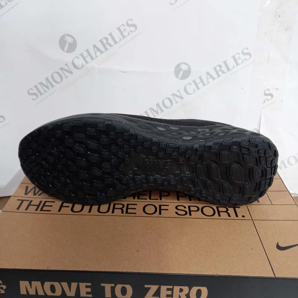 BOXED NIKE JUNIOR REVOLUTION 6 RUNNING SHOES, BLACK - SIZE 4