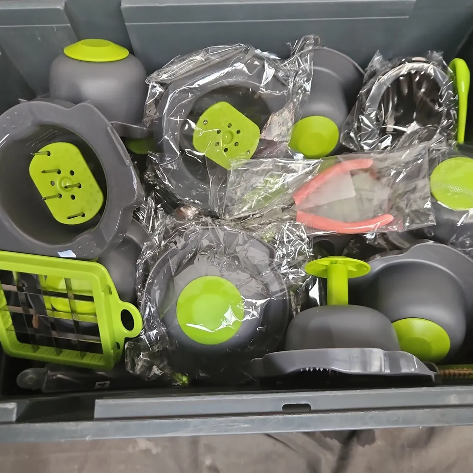 APPROXIMATELY 12 ASSORTED HOUSEHOLD ITEMS TO INCLUDE VEGETABLE CHOPPER SET, SCISSORS, PLIERS, ETC - COLLECTION ONLY