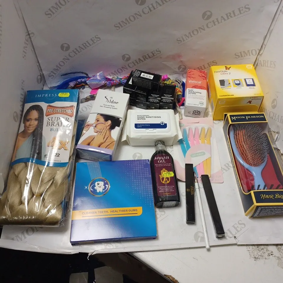 BOX OF APPROX 12 ASSORTED HEALTH AND BEAUTY ITEMS TO INCLUDE - FREESTYLE LIBRE 2, VIVISCAL HAIR THICKENING SERUM AND SILDNE FACE & BODY HAIR THREADING SYSTEM ETC