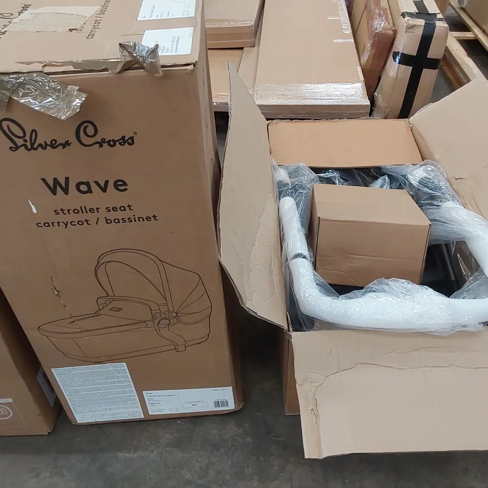 BOXED SILVER CROSS WAVE PUSHCHAIR WITH CARRY COT (2 BOXES)