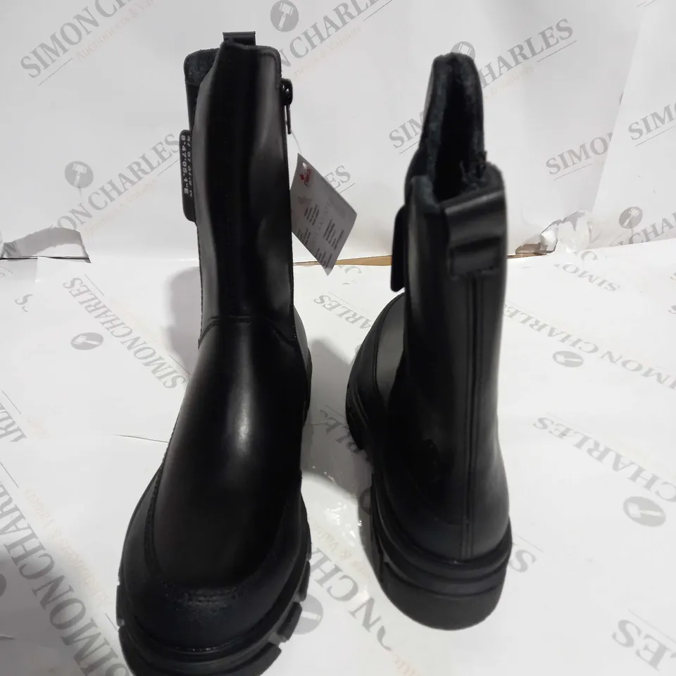 RIEKER CHELSEA BOOT IN BLACK SIZE 6
