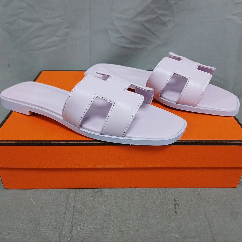 BOXED PAIR OF HERMÉS PARIS OPEN TOE SANDALS IN LILAC SIZE EU 37