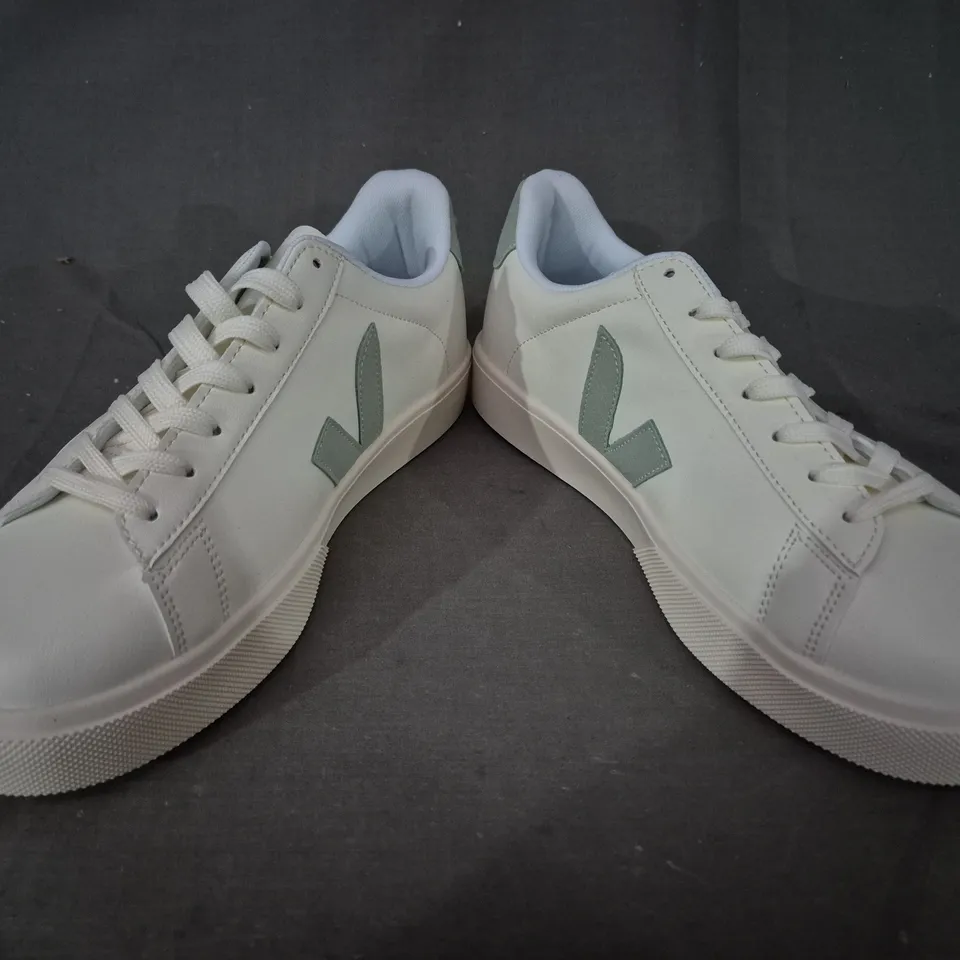 BOXED PAIR OF VEJA ESPLAR LOGO SHOES IN WHITE/SAGE UK SIZE 8