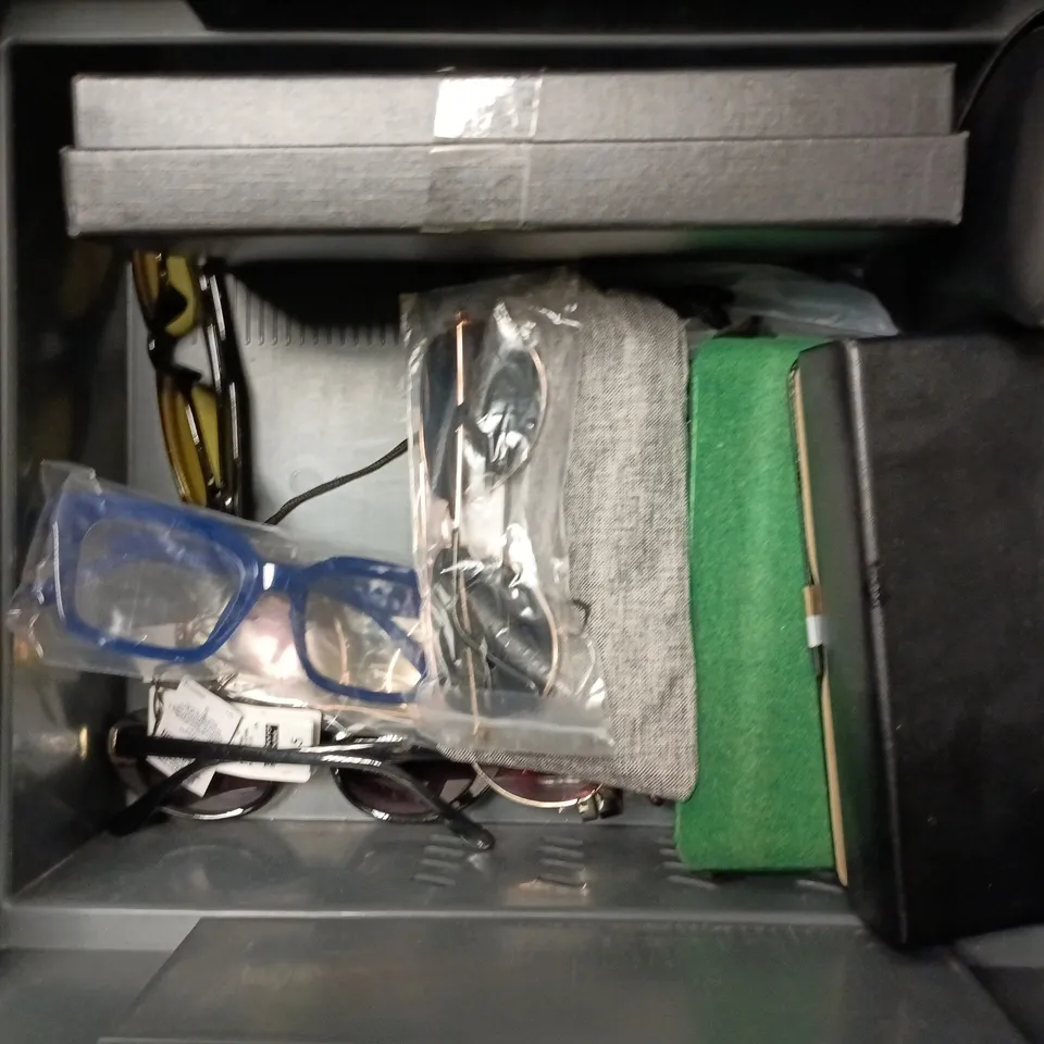 APPROXIAMTELY 15 ASSORTED SUNGLASSES/SPECTACLES IN VARIOUS DESIGNS TO INCLUDE BRANDS SUCH AS MADISON AVENUE, VORGEE, SPECSAVERS, ETC