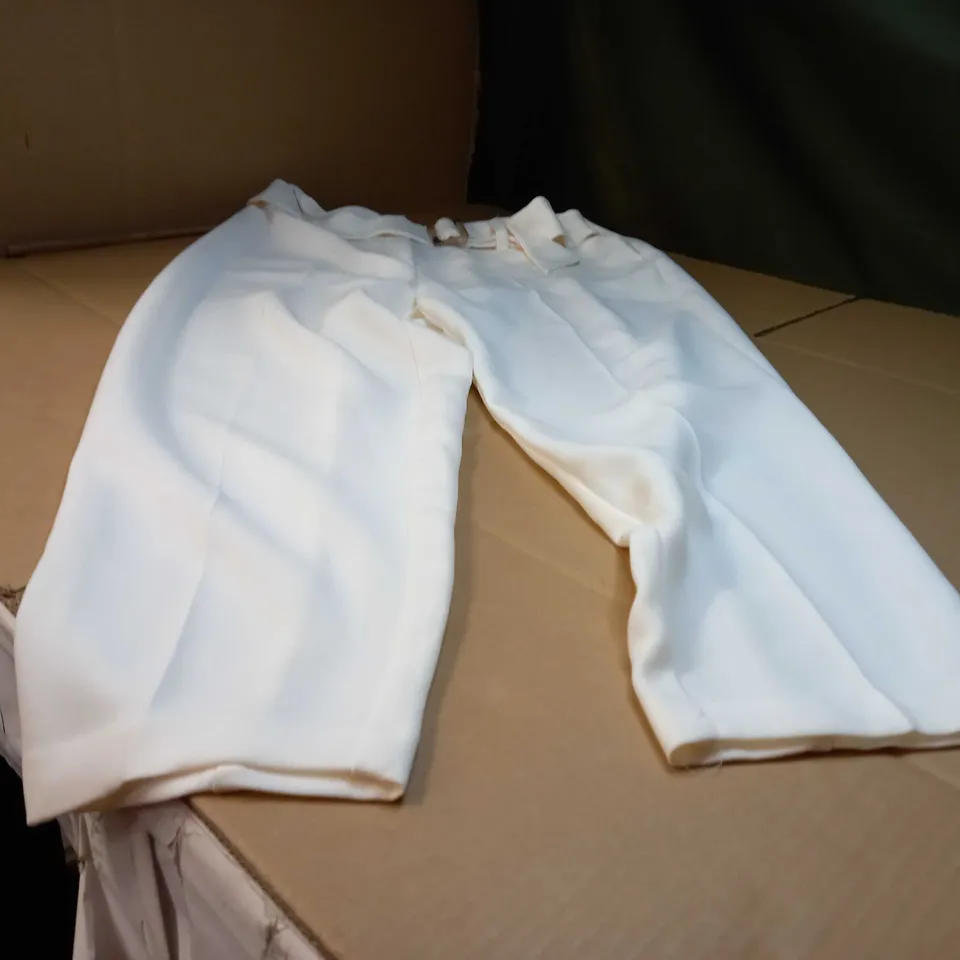 TOPSHOP WHITE BELTED TROUSERS - SIZE 16