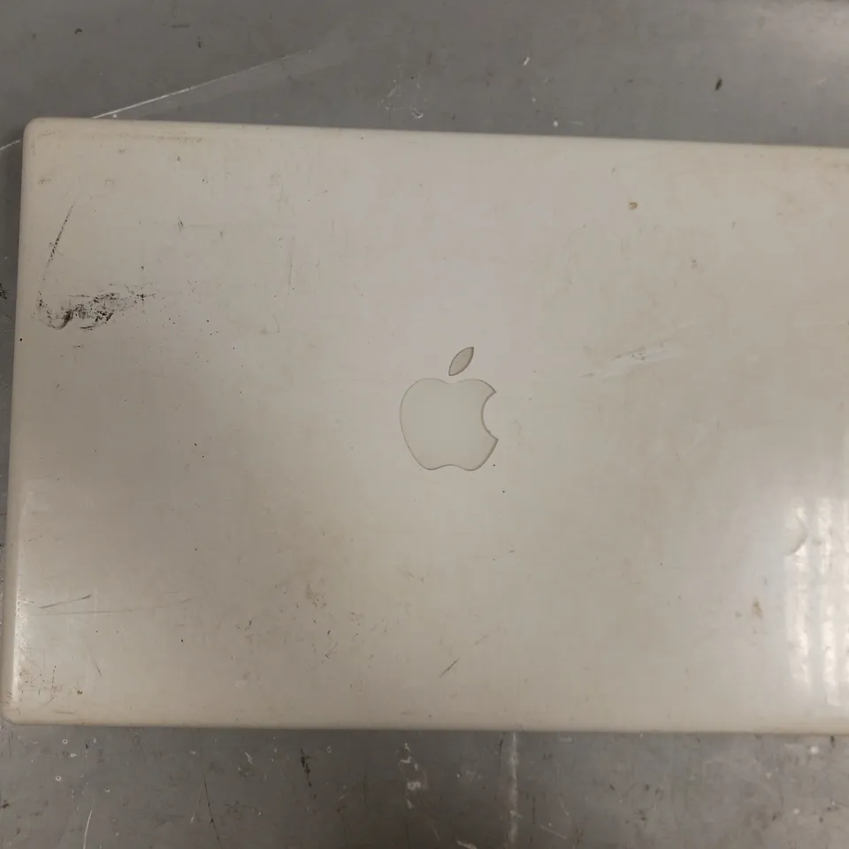 APPLE MACBOOK