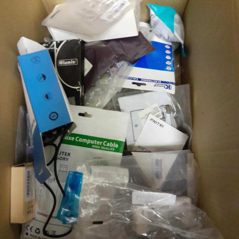 BOX OF APPROX 40 ELETRICAL ITEMS AND ACCESSORIES TO INCLUDE SANDISK CLIP SPORT PLUS, JVC GUMMY WIRELESS EARBUDS, ONE FOR ALL UNIVERSAL TV REMOTE ETC 