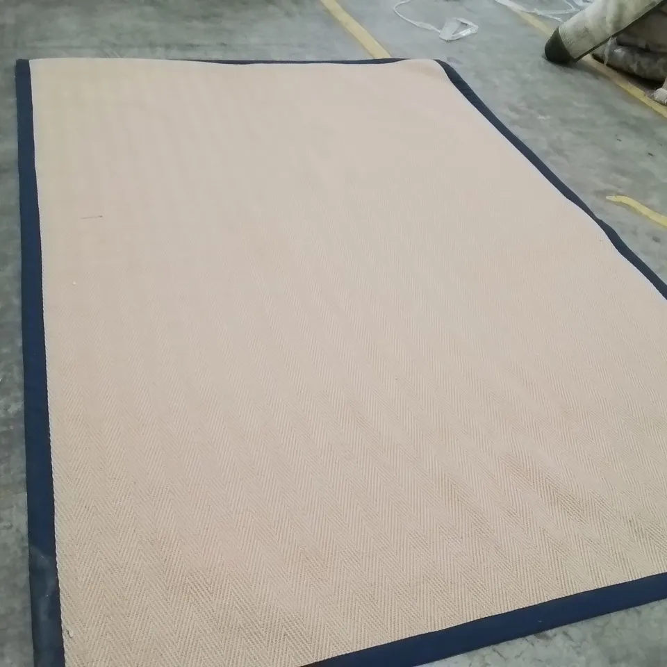 QUALITY DESIGNER AREA RUG APPROXIMATELY 284X200CM