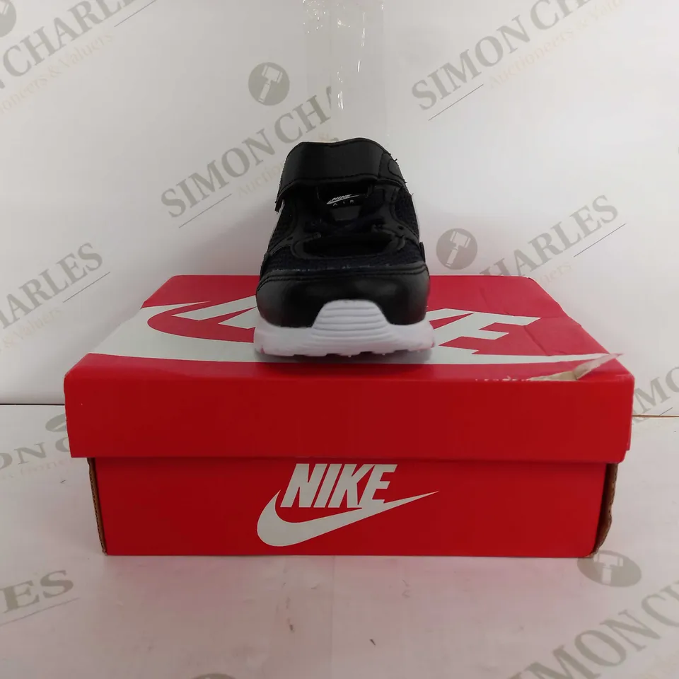 NIKE AIR MAX SC IN BLACK & WHITE KIDS SHOE - EUR 26 KIDS