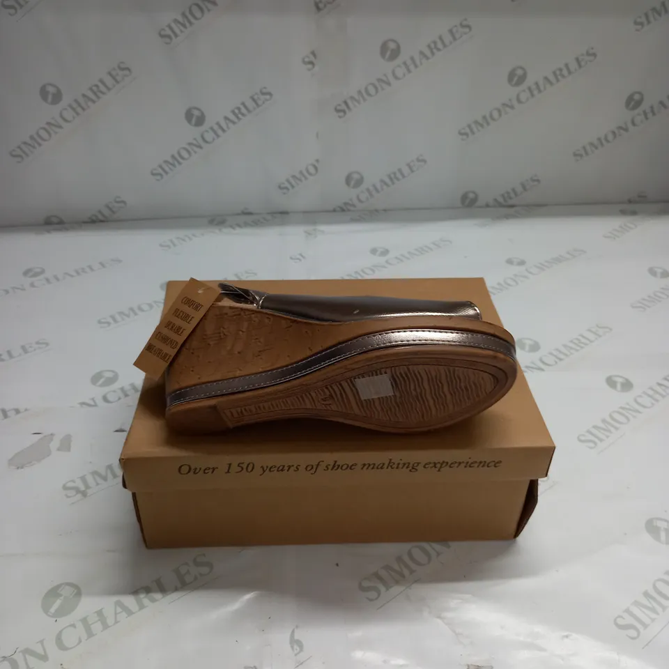 BOXED PAIR OF CUSHION WALK WEDGE HEEL SHOES IN GOLD - SIZE 5